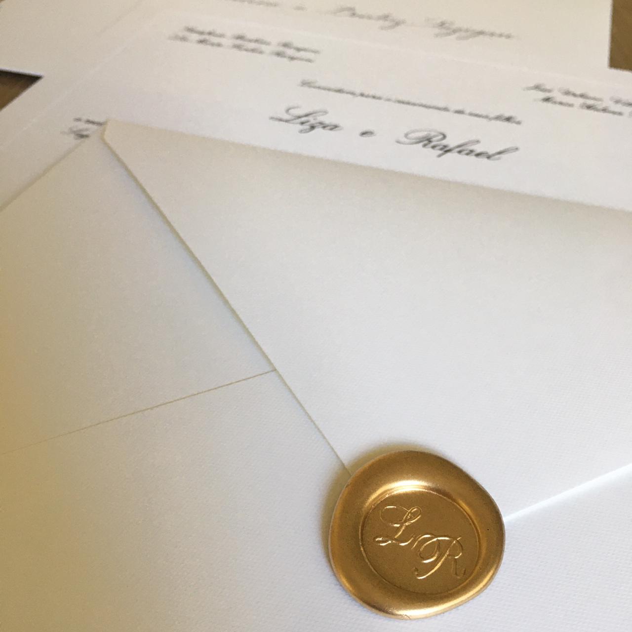 Convite clássico com lacre dourado e caligrafia personalizada